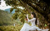{ẢNH] Thiếu nữ Hà thành thướt tha áo dài bên đồi vải Lục Ngạn